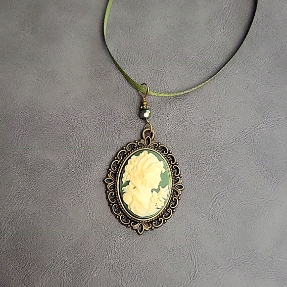 Beautiful hunter Green Cameo necklace with bronze backing and luxurious design - Picture 2 of 4